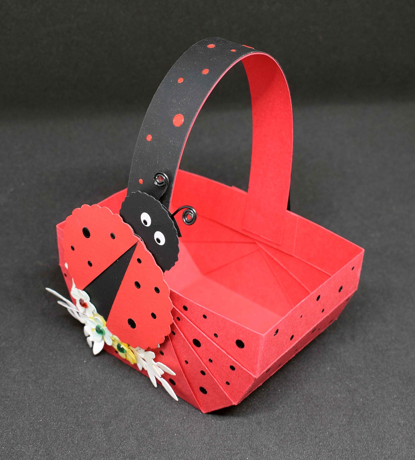 Petit panier enfant en papier 3D – coccinelle, fait main, cadeau gourmand, décoration Pâques