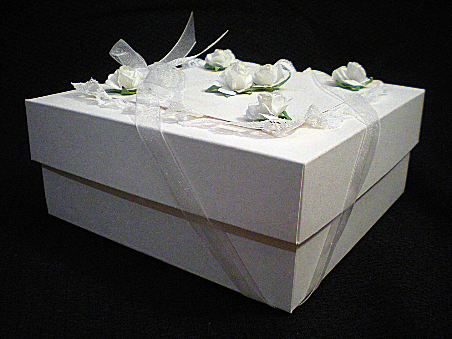 Coffret naissance bébé avec chaussons blancs – boîte cadeau artisanale pour baptême ou naissance