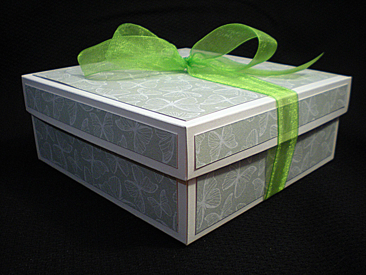 Coffret naissance bébé avec chaussons – boîte cadeau artisanale pour baptême ou naissance