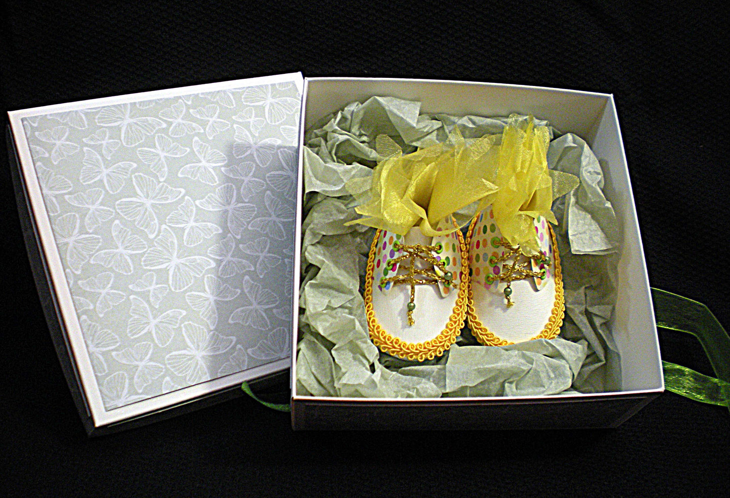 Coffret naissance bébé avec chaussons – boîte cadeau artisanale pour baptême ou naissance