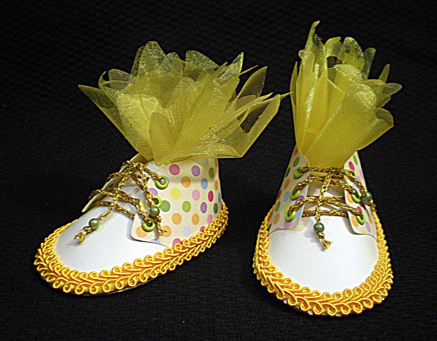 Coffret naissance bébé avec chaussons – boîte cadeau artisanale pour baptême ou naissance