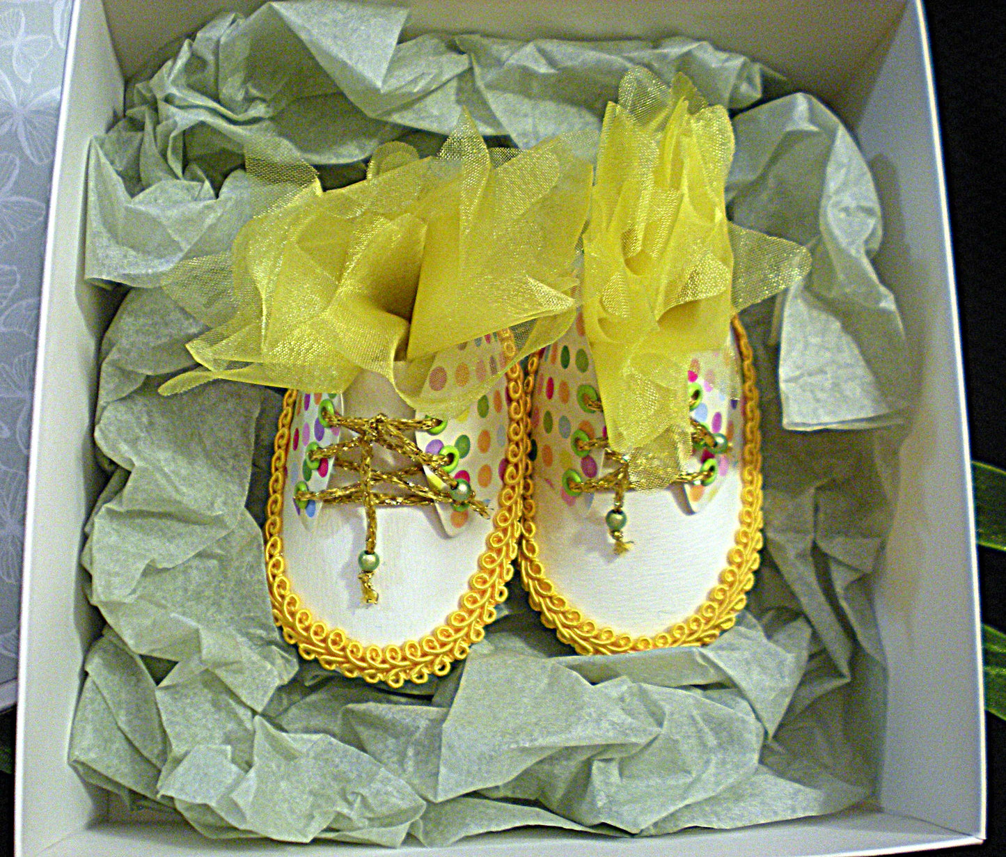 Coffret naissance bébé avec chaussons – boîte cadeau artisanale pour baptême ou naissance