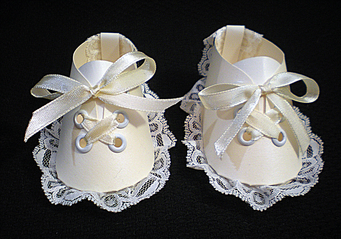 Coffret naissance bébé avec chaussons blancs – boîte cadeau artisanale pour baptême ou naissance