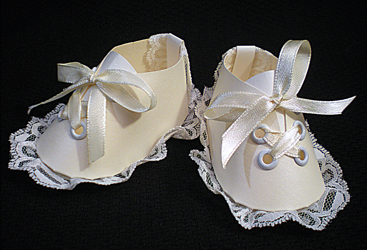 Coffret naissance bébé avec chaussons blancs – boîte cadeau artisanale pour baptême ou naissance