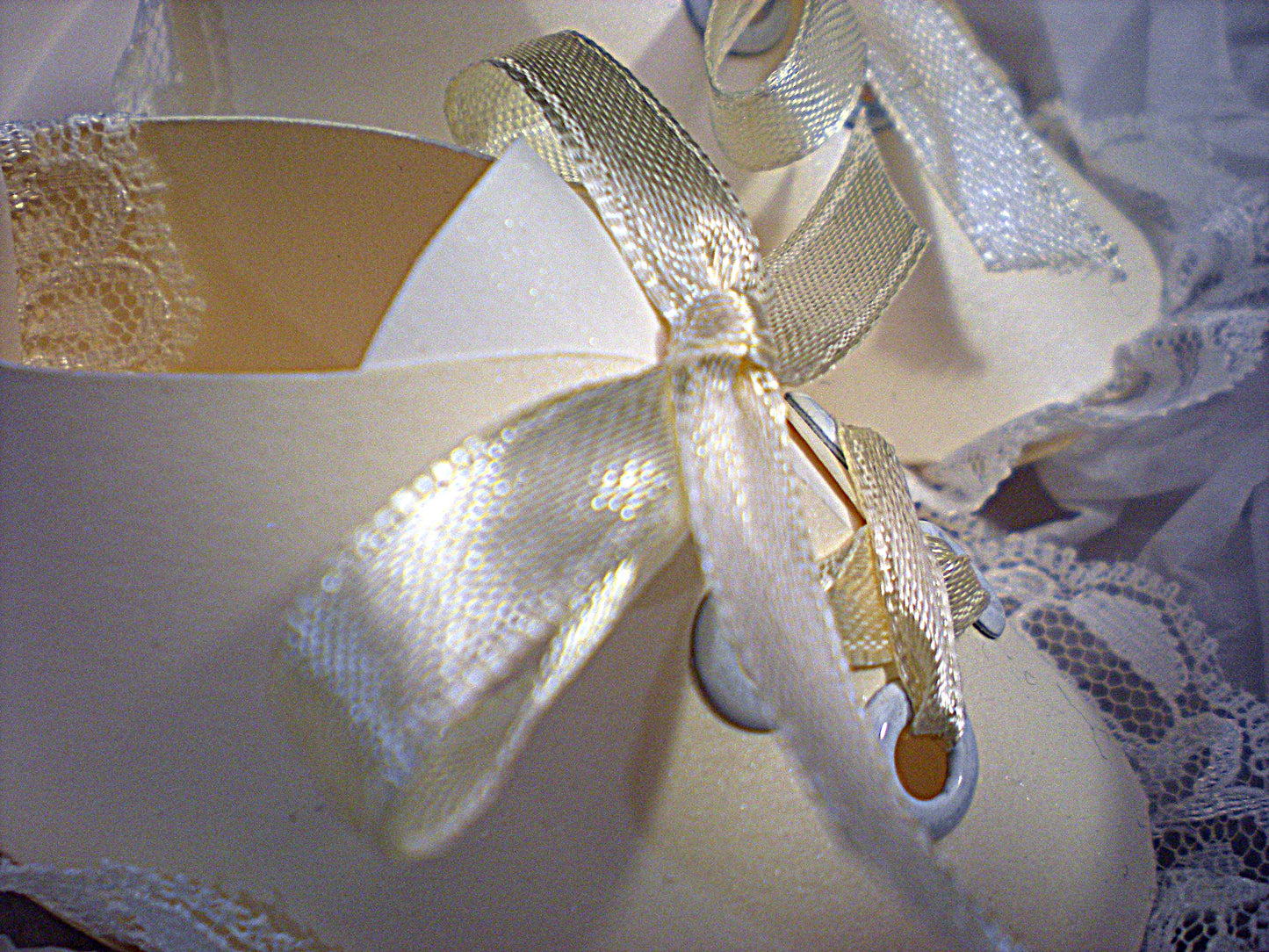 Coffret naissance bébé avec chaussons blancs – boîte cadeau artisanale pour baptême ou naissance