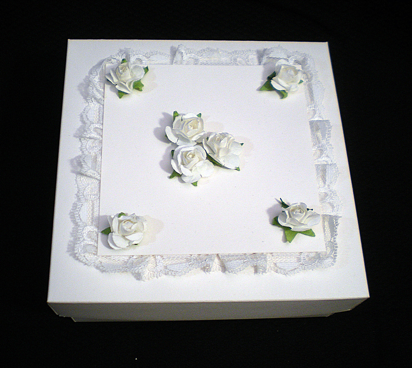 Coffret naissance bébé avec chaussons blancs – boîte cadeau artisanale pour baptême ou naissance