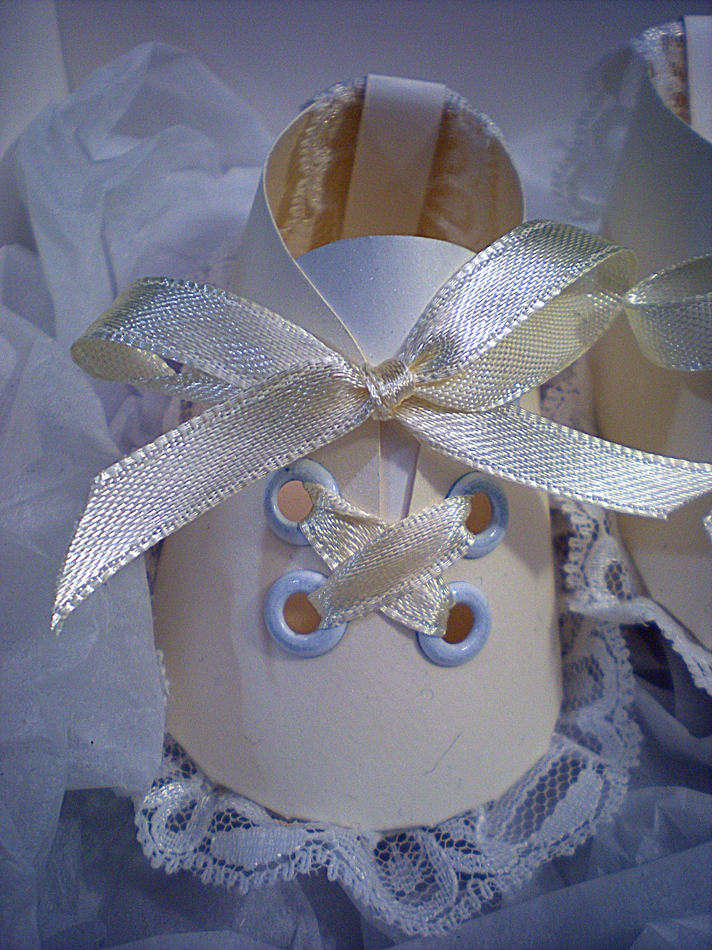 Coffret naissance bébé avec chaussons blancs – boîte cadeau artisanale pour baptême ou naissance