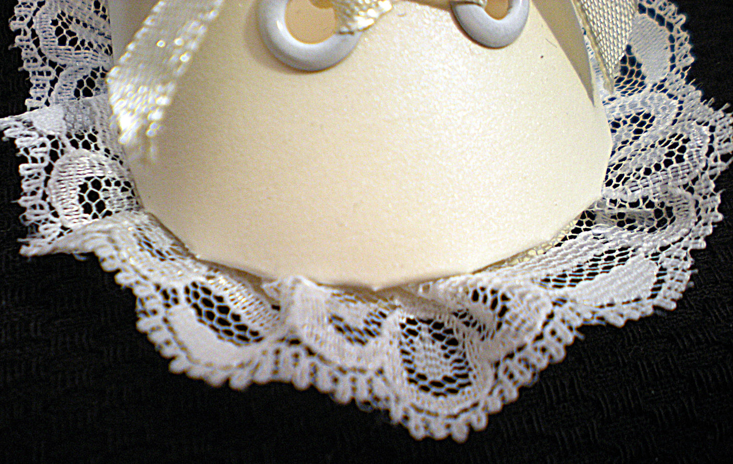 Coffret naissance bébé avec chaussons blancs – boîte cadeau artisanale pour baptême ou naissance