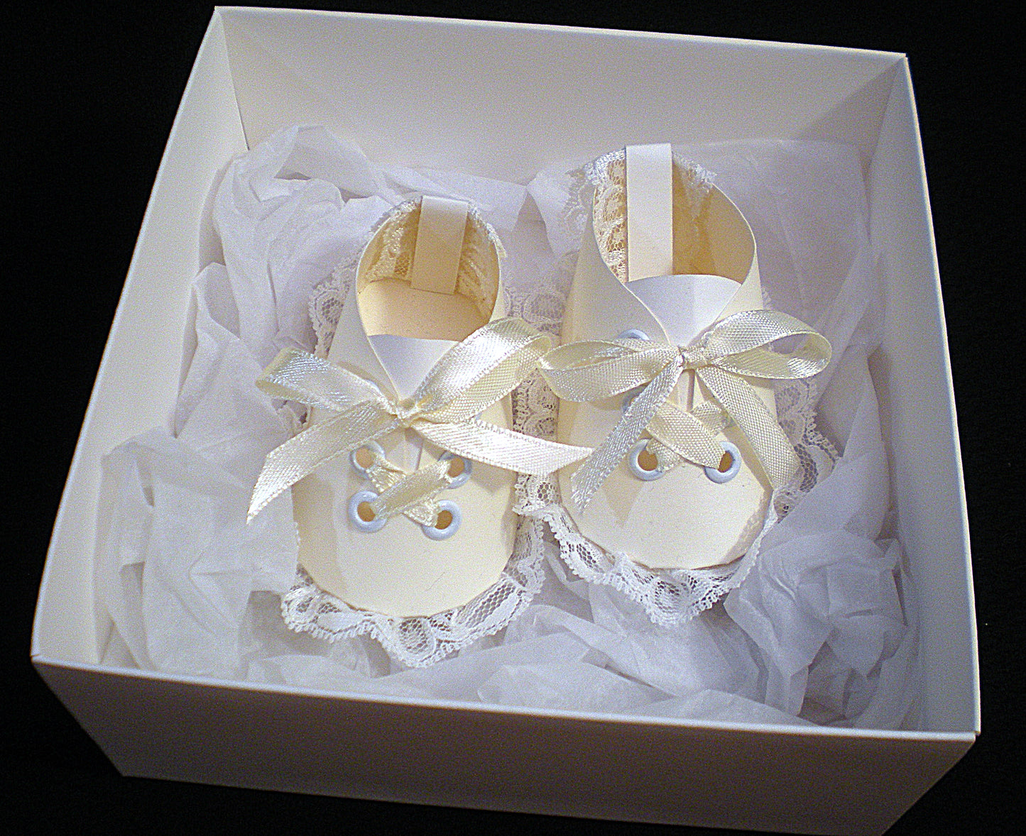 Coffret naissance bébé avec chaussons blancs – boîte cadeau artisanale pour baptême ou naissance