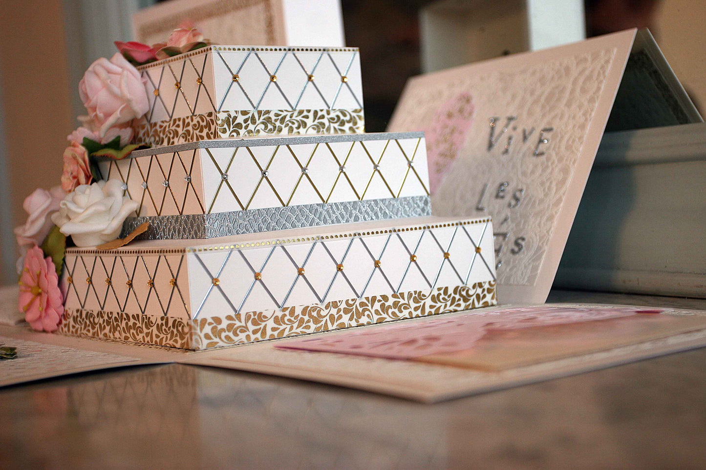 Boite cadeau pour mariés "gateau tirelire"