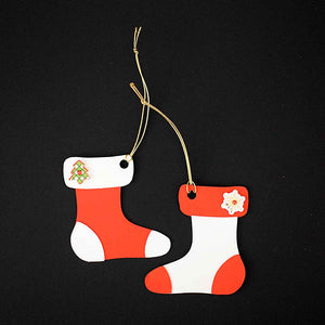 Etiquettes à cadeaux en relief "chaussettes rouges et blanches "
