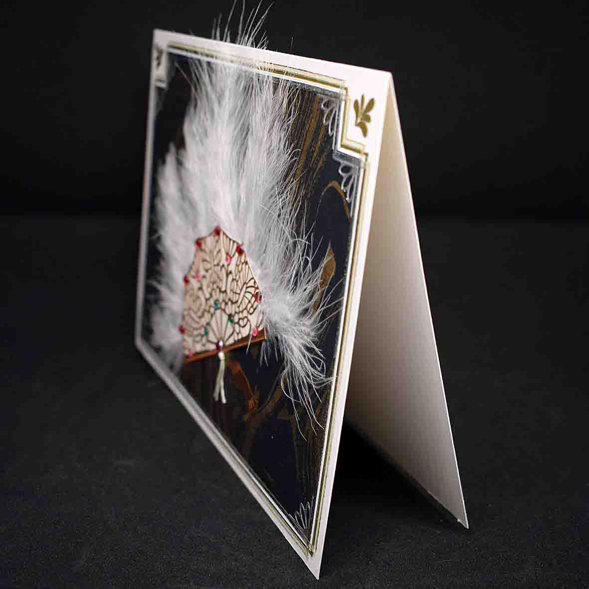 Carte d'anniversaire art déco motif éventail strassé aux plumes blanches