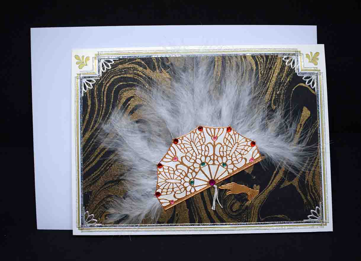 Carte d'anniversaire art déco motif éventail strassé aux plumes blanches