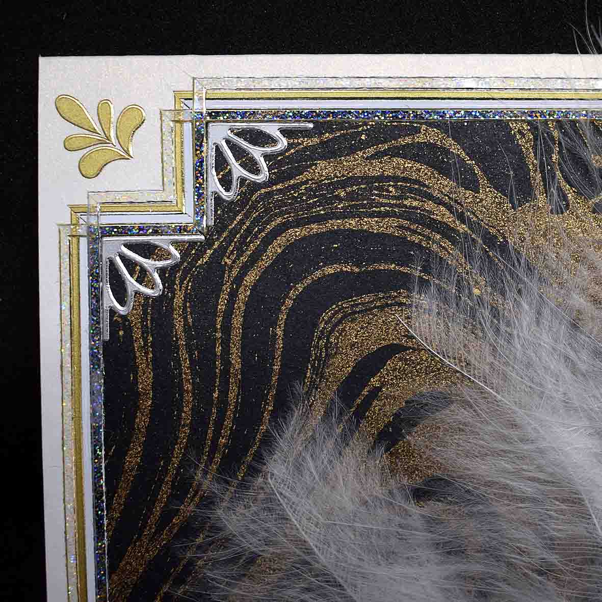 Carte d'anniversaire art déco motif éventail strassé aux plumes blanches