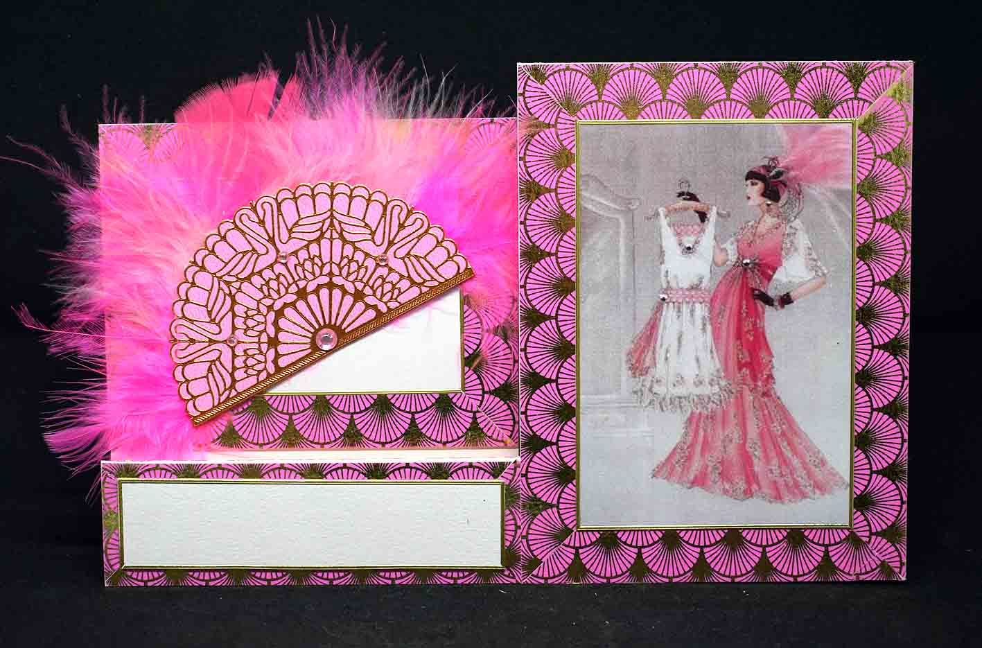 Carte chevalet rose année folle  motifs éventail aux plumes roses et strass et femme en rose