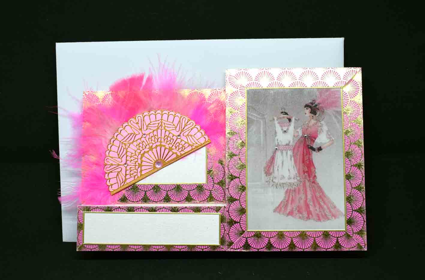 Carte chevalet rose année folle  motifs éventail aux plumes roses et strass et femme en rose