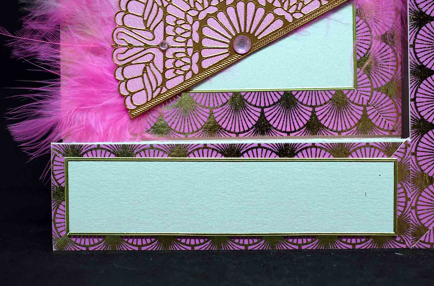 Carte chevalet rose année folle  motifs éventail aux plumes roses et strass et femme en rose