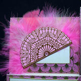 Carte chevalet rose année folle  motifs éventail aux plumes roses et strass et femme en rose