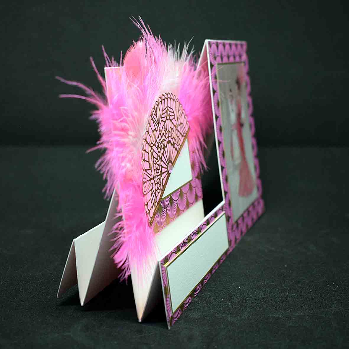 Carte chevalet rose année folle  motifs éventail aux plumes roses et strass et femme en rose