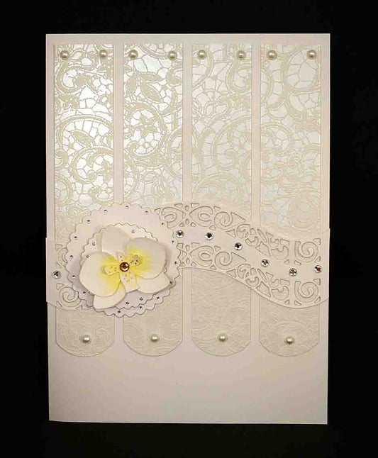 carte pour mariage blanche sur papier dentelle motif orchidée blanche et jaune strassée