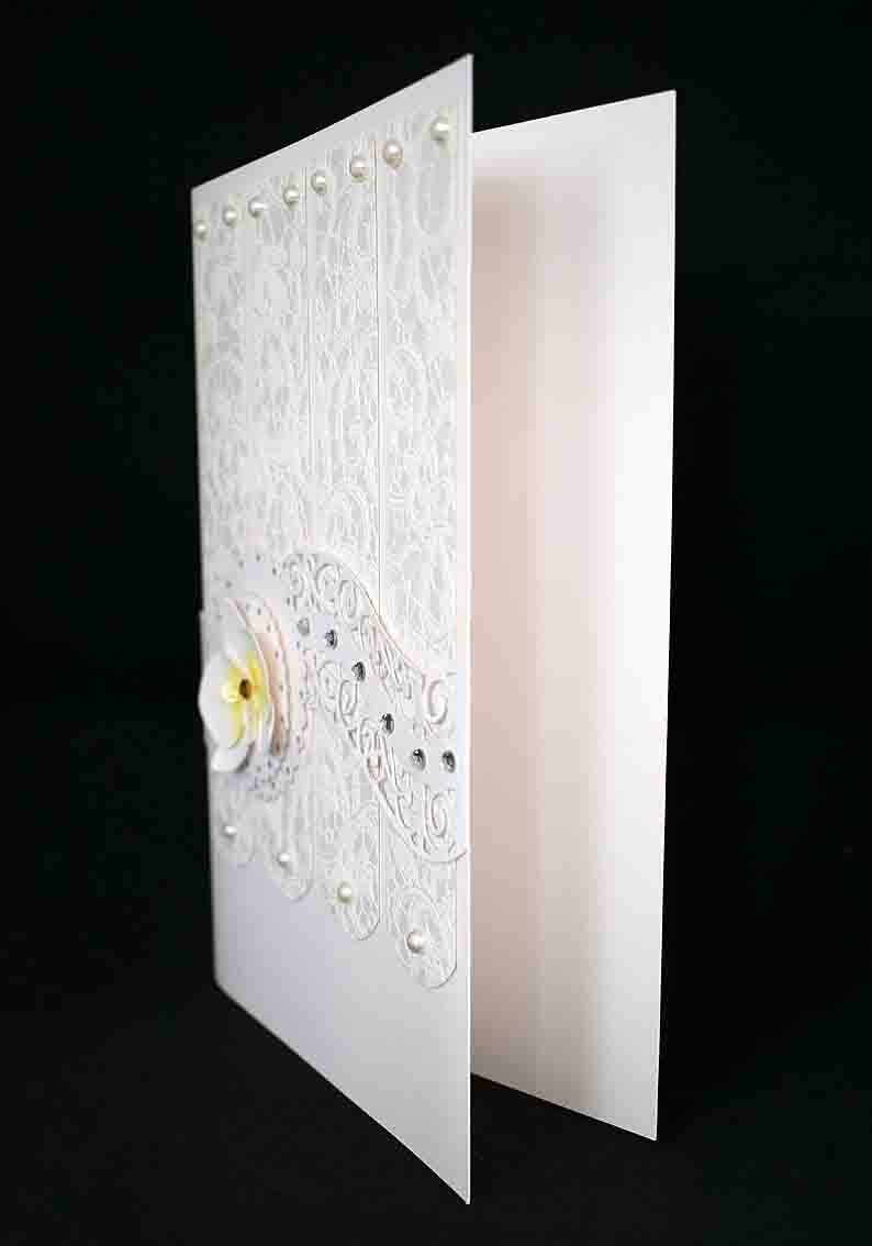 carte pour mariage blanche sur papier dentelle motif orchidée blanche et jaune strassée