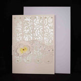 carte pour mariage blanche sur papier dentelle motif orchidée blanche et jaune strassée