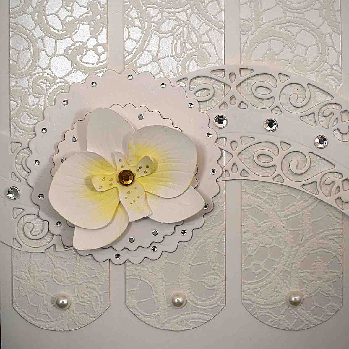 carte pour mariage blanche sur papier dentelle motif orchidée blanche et jaune strassée
