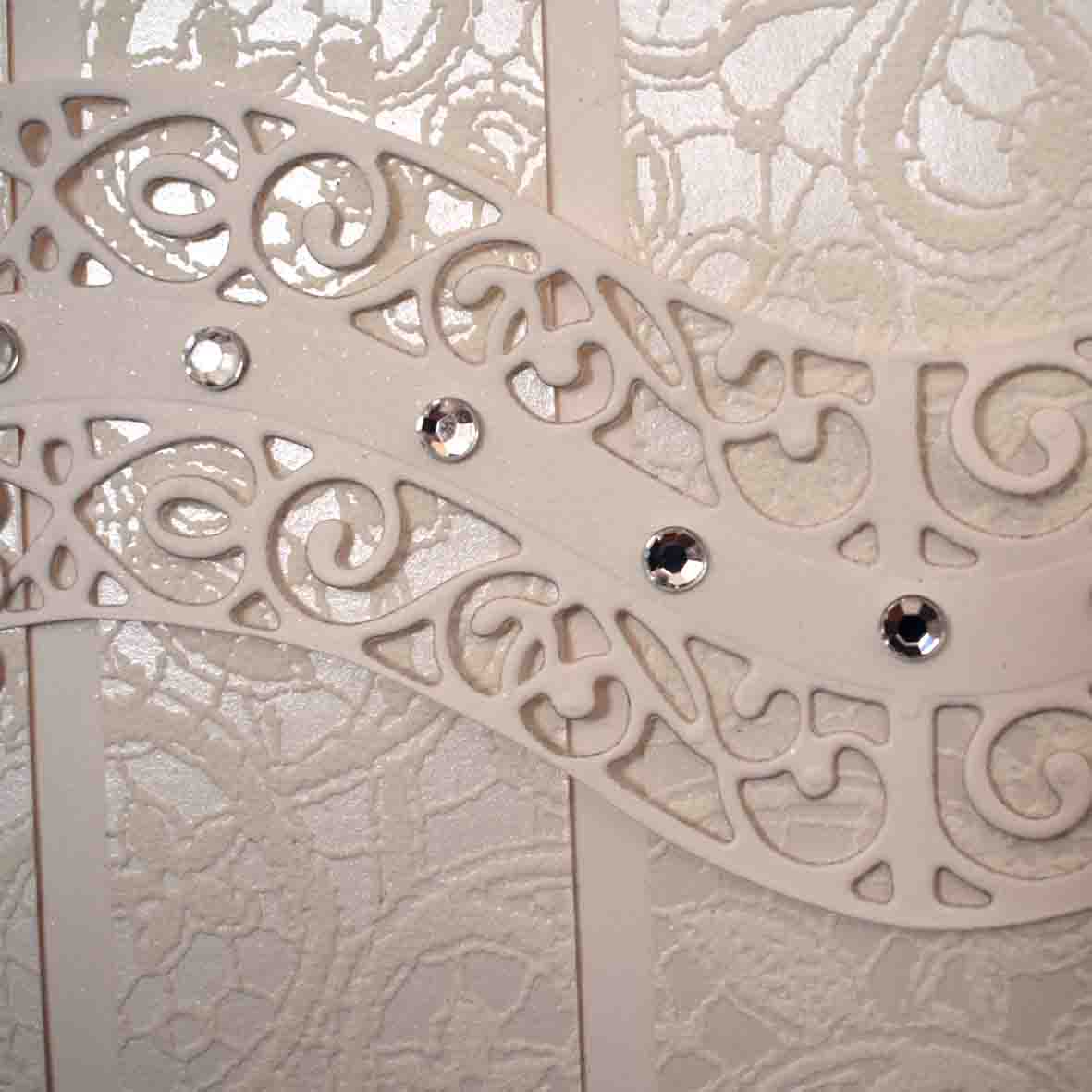 carte pour mariage blanche sur papier dentelle motif orchidée blanche et jaune strassée