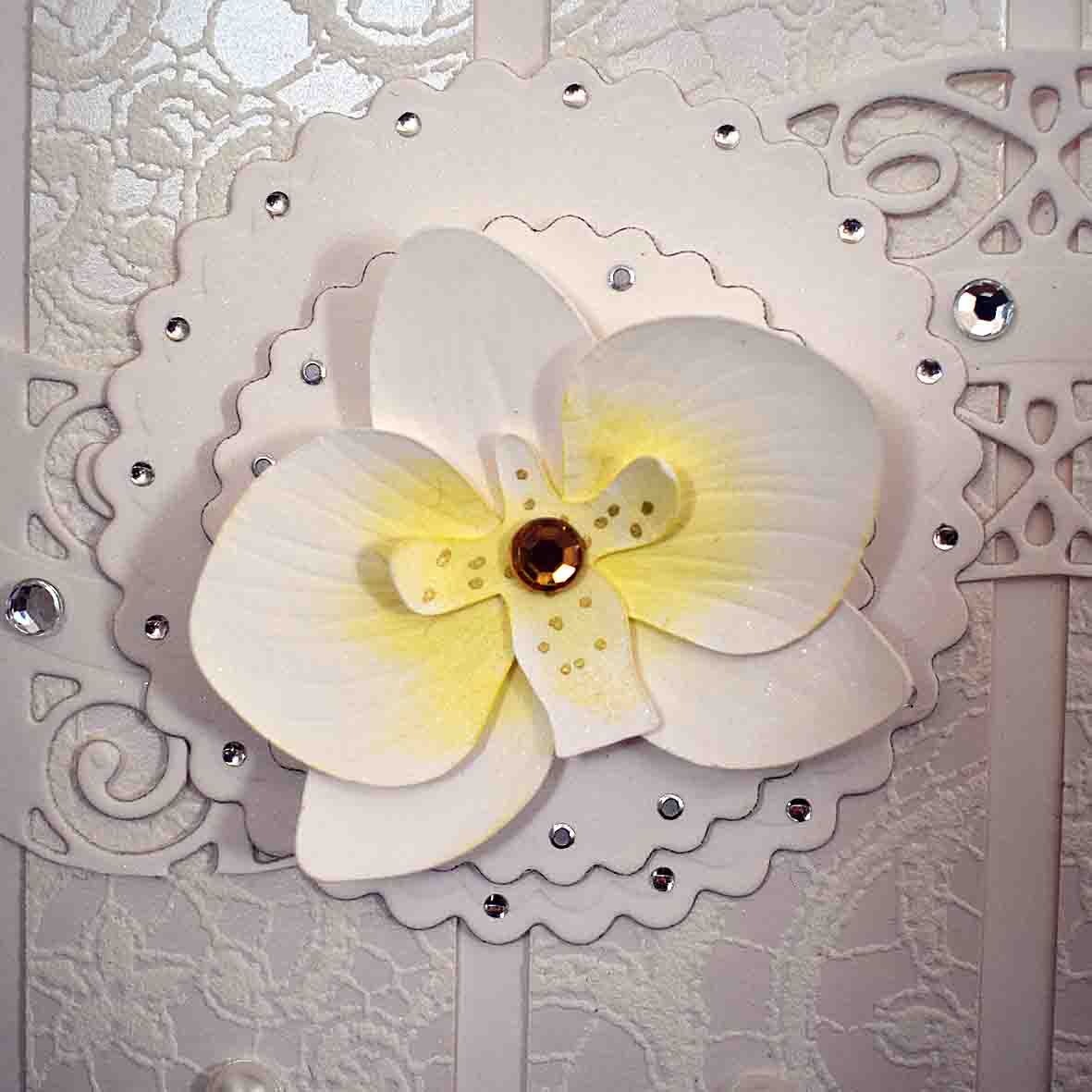carte pour mariage blanche sur papier dentelle motif orchidée blanche et jaune strassée