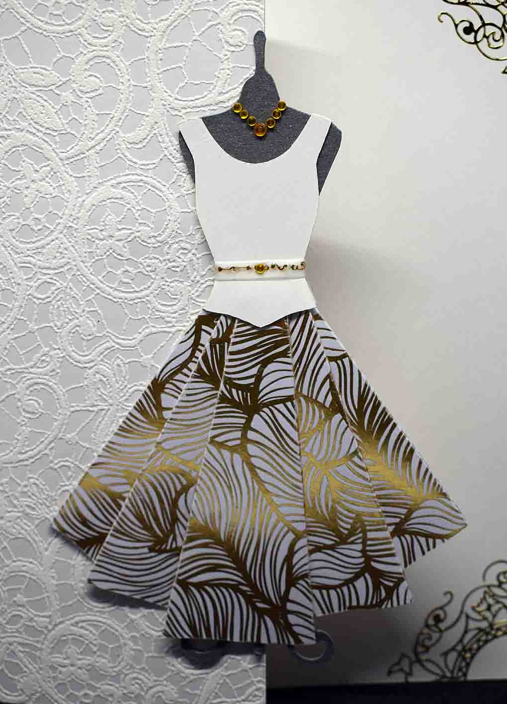 Carte pour anniversaire motif robe dorée et blanche