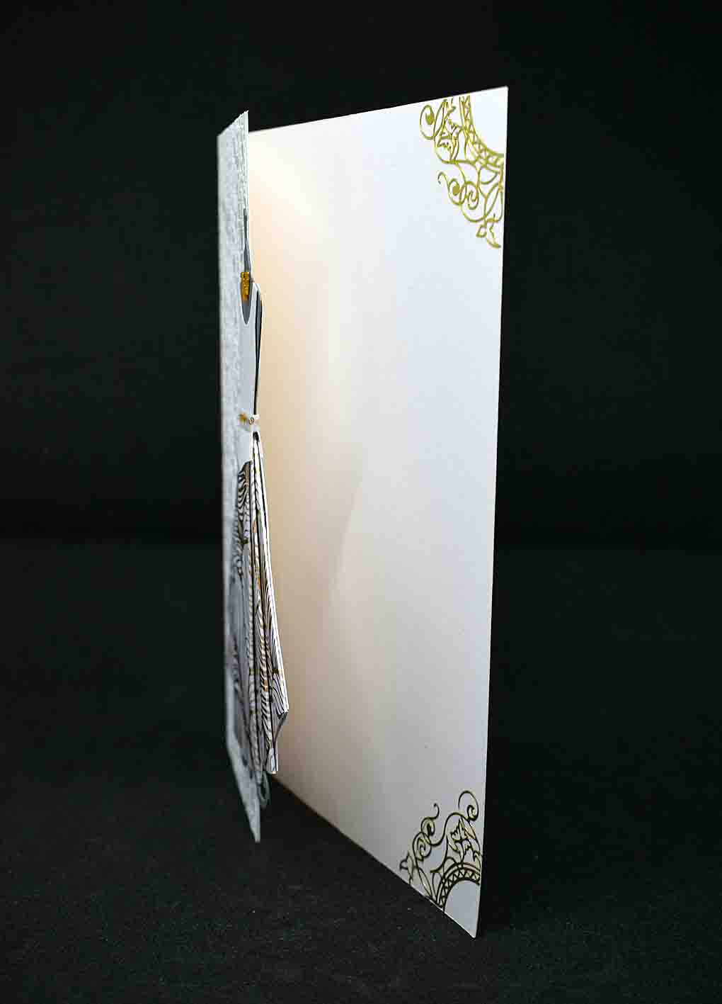 Carte pour anniversaire motif robe dorée et blanche