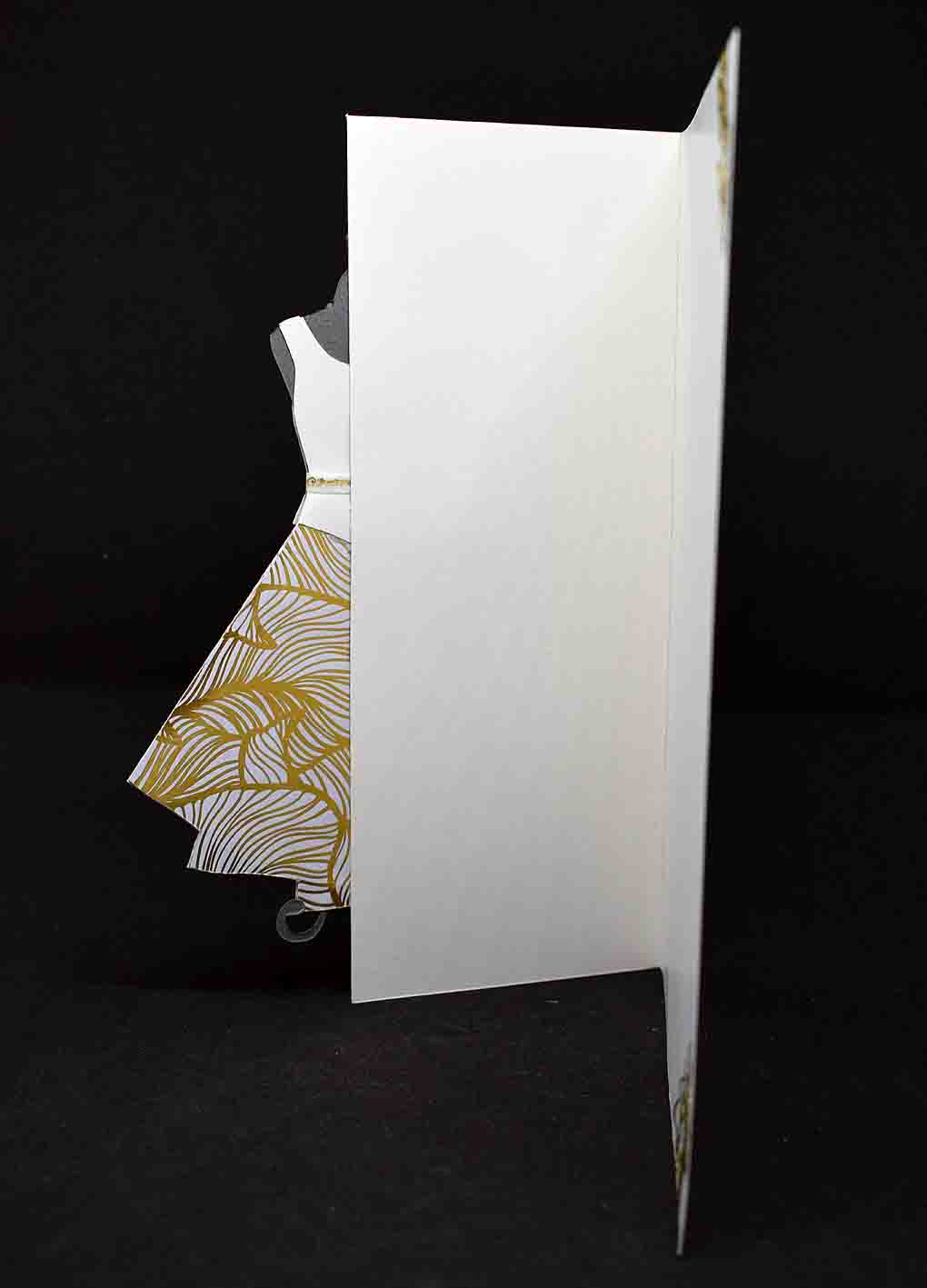 Carte pour anniversaire motif robe dorée et blanche