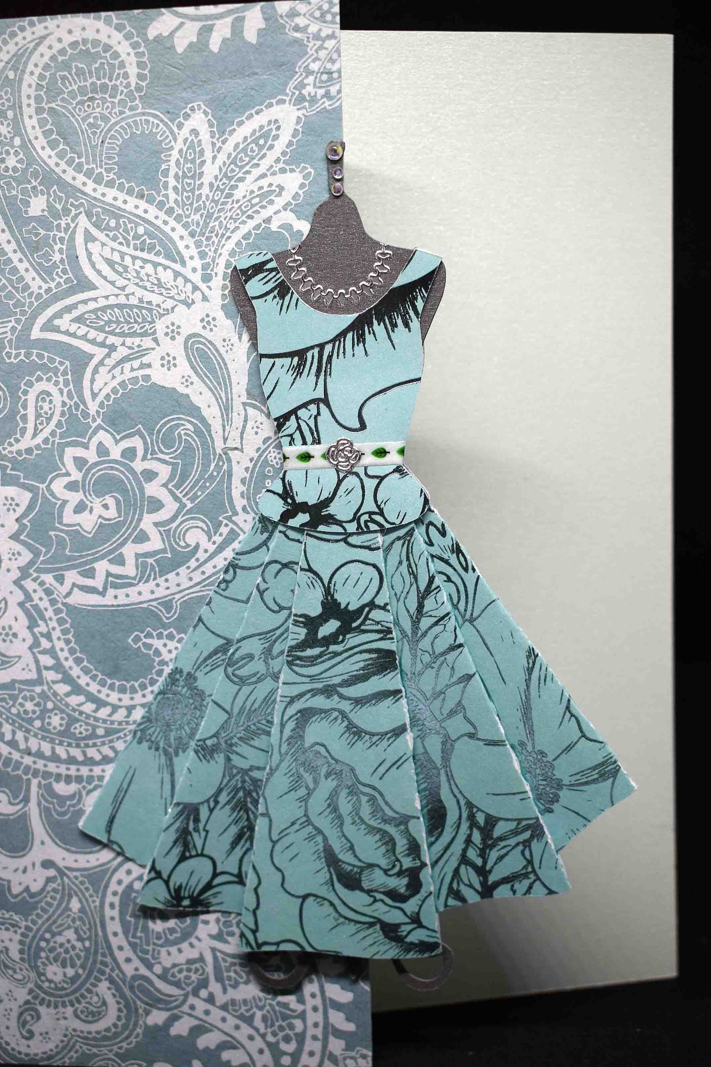 Carte pour anniversaire motif robe verte aux fleurs métallisées