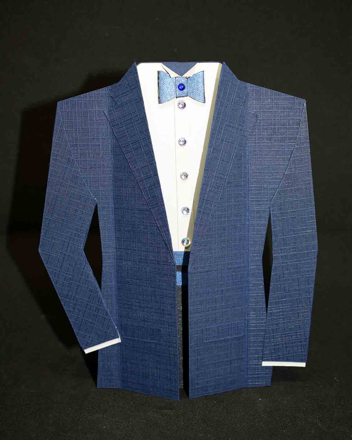 Carte pour anniversaire motif costume d'homme bleu et blanc