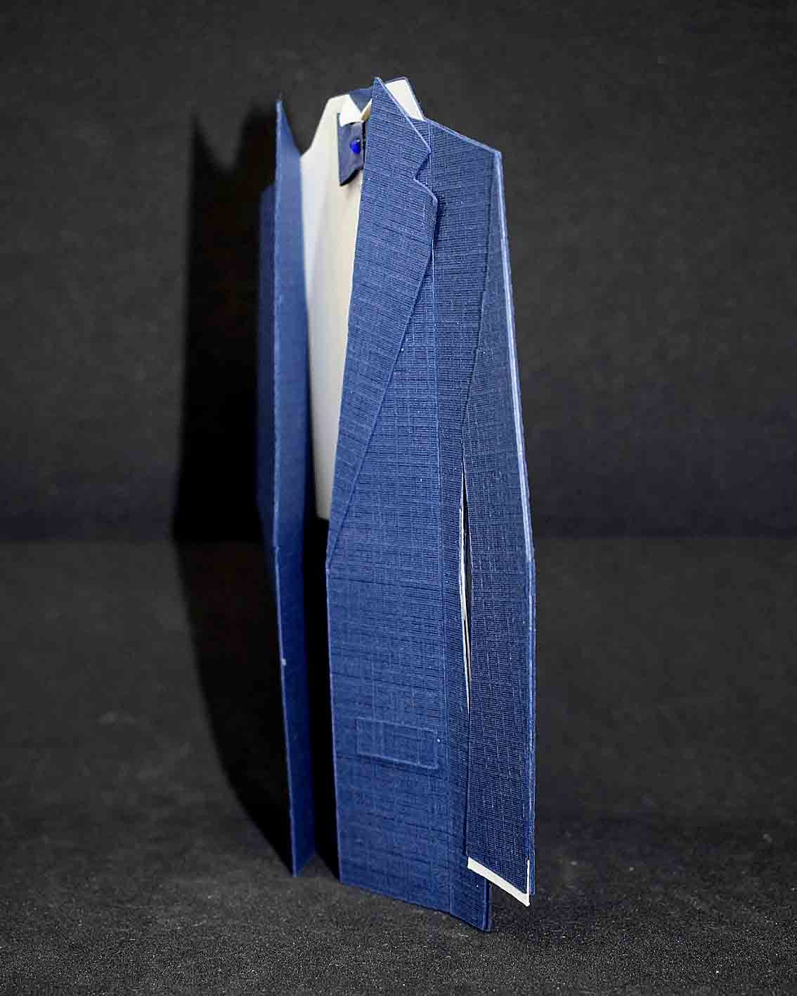 Carte pour anniversaire motif costume d'homme bleu et blanc