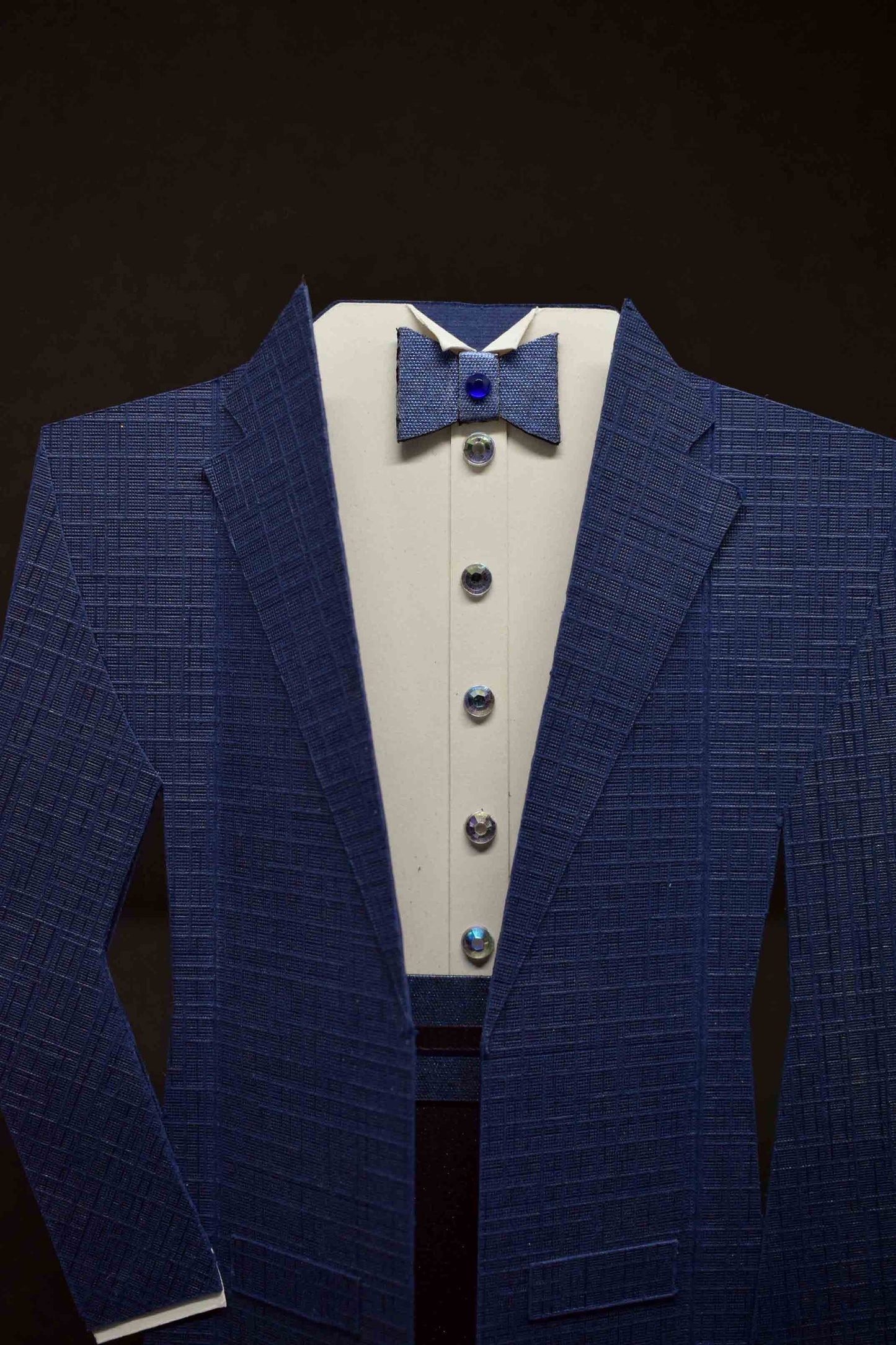 Carte pour anniversaire motif costume d'homme bleu et blanc