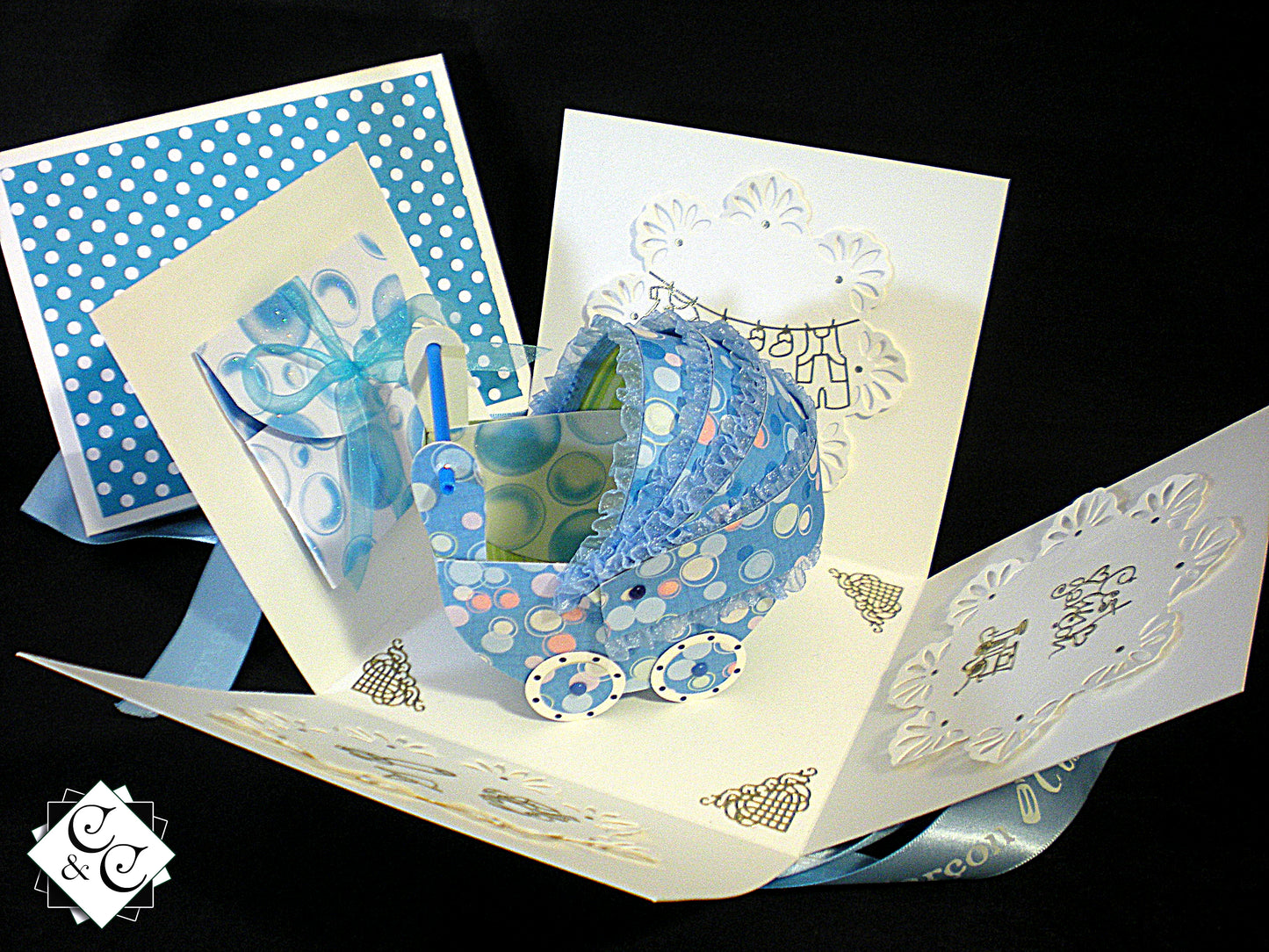 Coffret naissance bébé avec landau bleu à pois en relief – Boite cadeau artisanale élégante