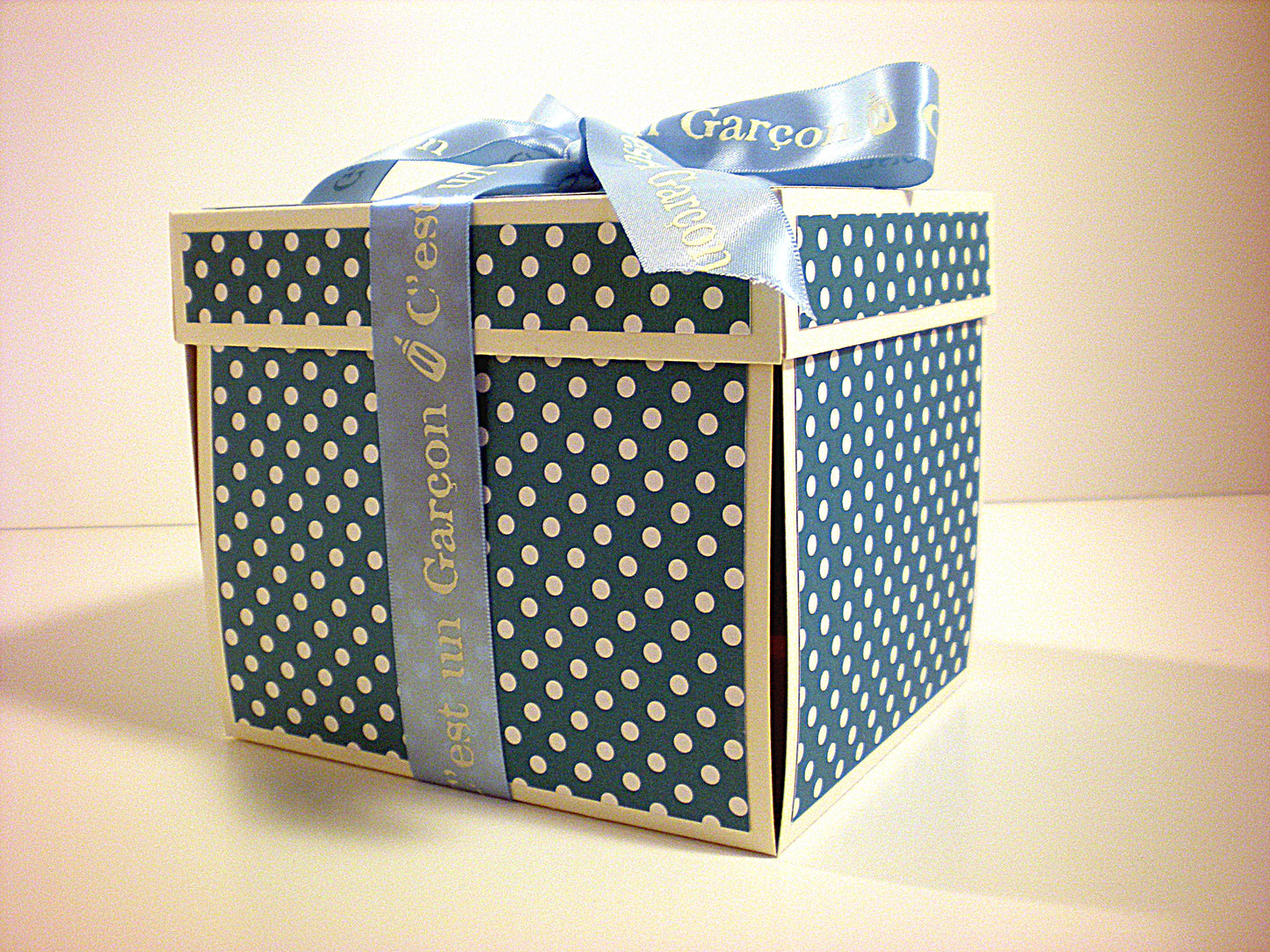 Coffret naissance bébé avec landau bleu à pois en relief – Boite cadeau artisanale élégante
