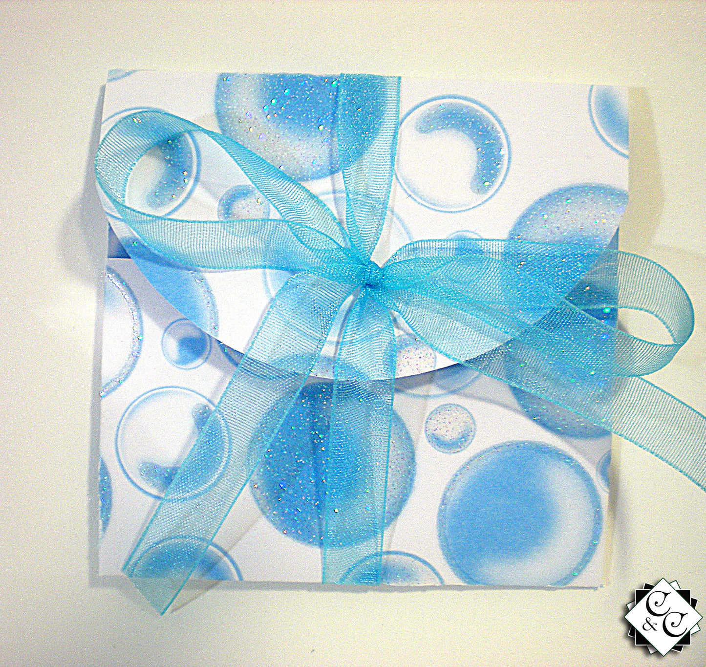Coffret naissance bébé avec landau bleu à pois en relief – Boite cadeau artisanale élégante