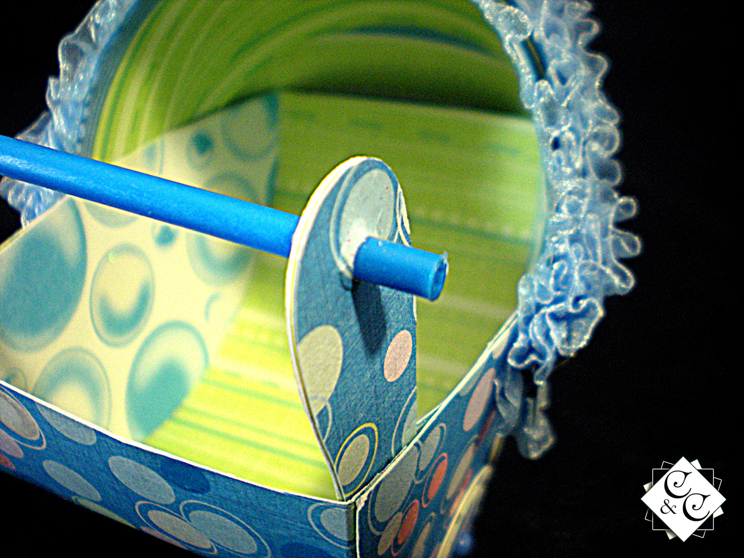 Coffret naissance bébé avec landau bleu à pois en relief – Boite cadeau artisanale élégante