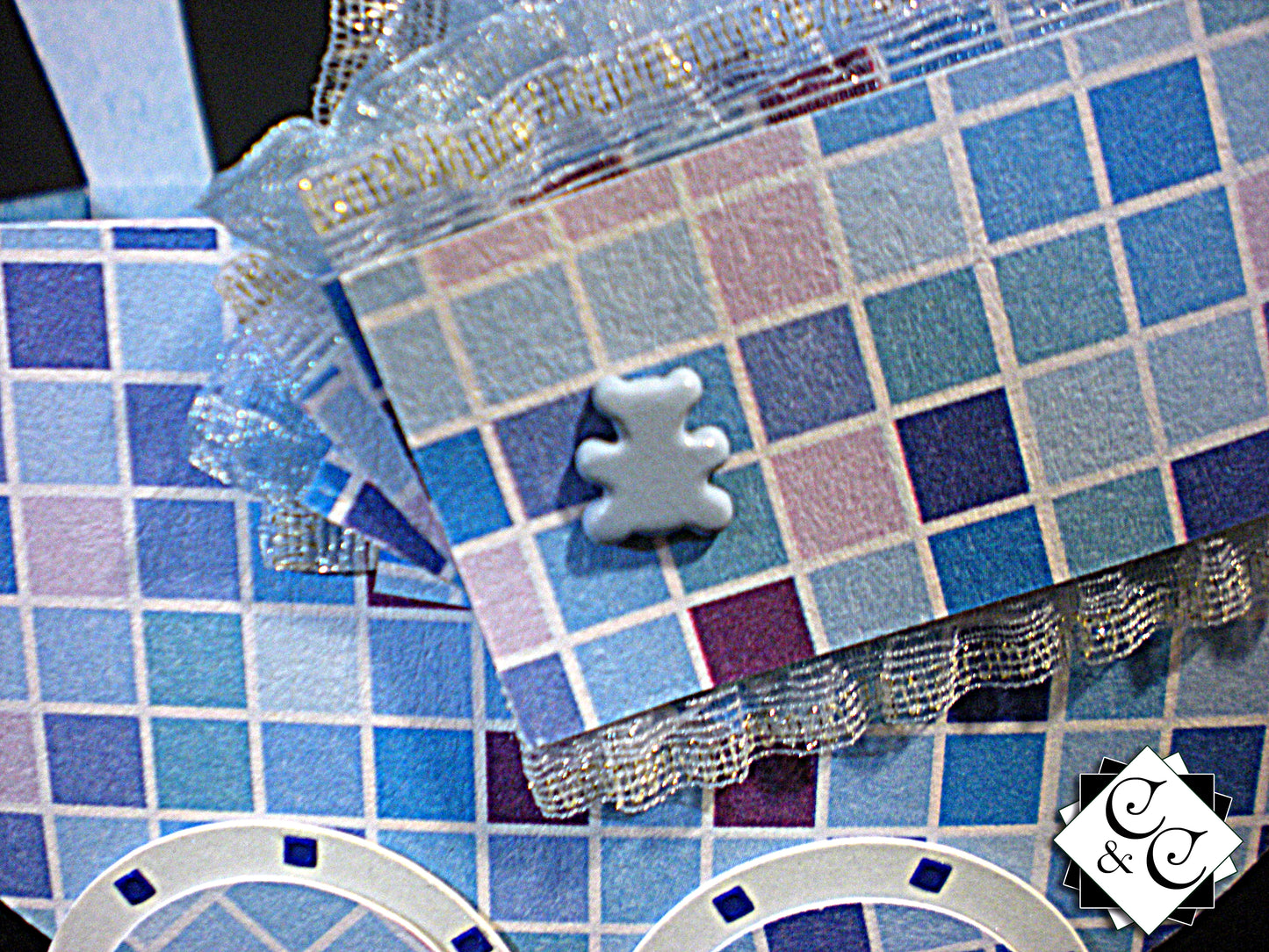 Coffret naissance bébé avec landau à carreaux en relief – Boite cadeau artisanale élégante