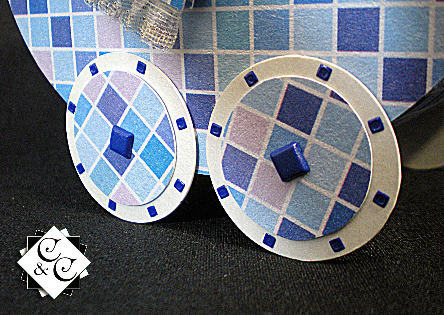 Coffret naissance bébé avec landau à carreaux en relief – Boite cadeau artisanale élégante