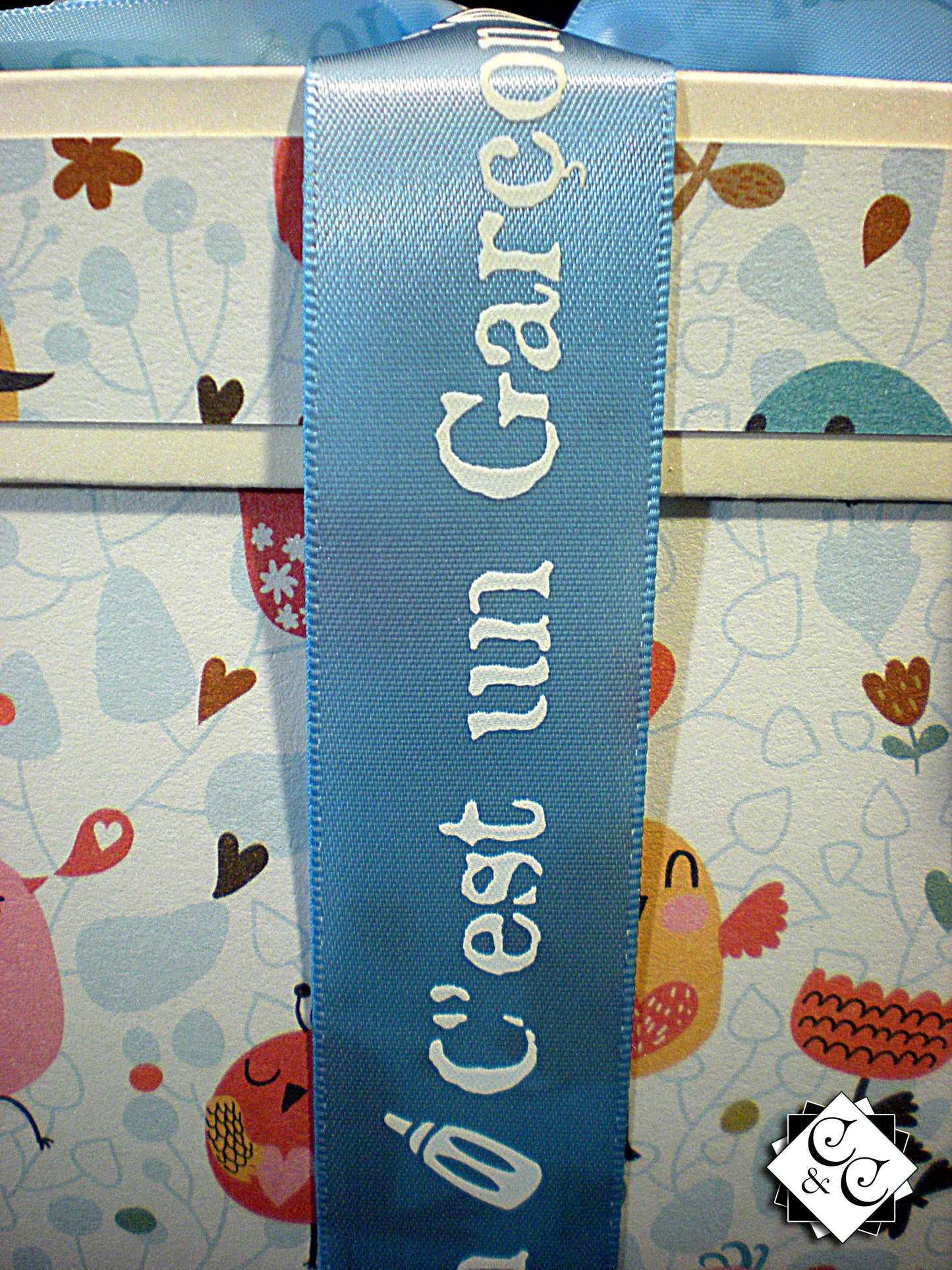 Coffret naissance bébé avec landau à carreaux en relief – Boite cadeau artisanale élégante