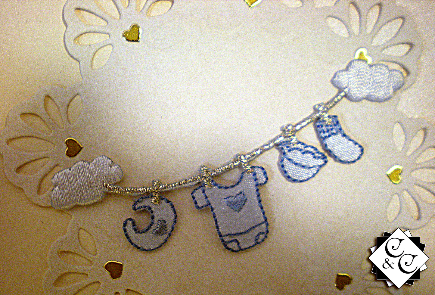 Coffret naissance bébé avec landau à carreaux en relief – Boite cadeau artisanale élégante