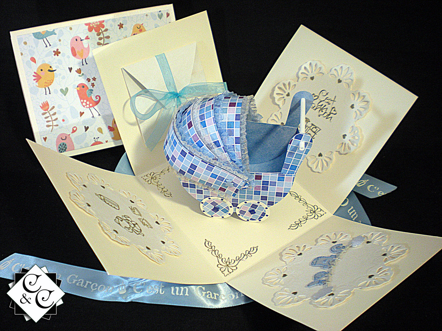 Coffret naissance bébé avec landau à carreaux en relief – Boite cadeau artisanale élégante