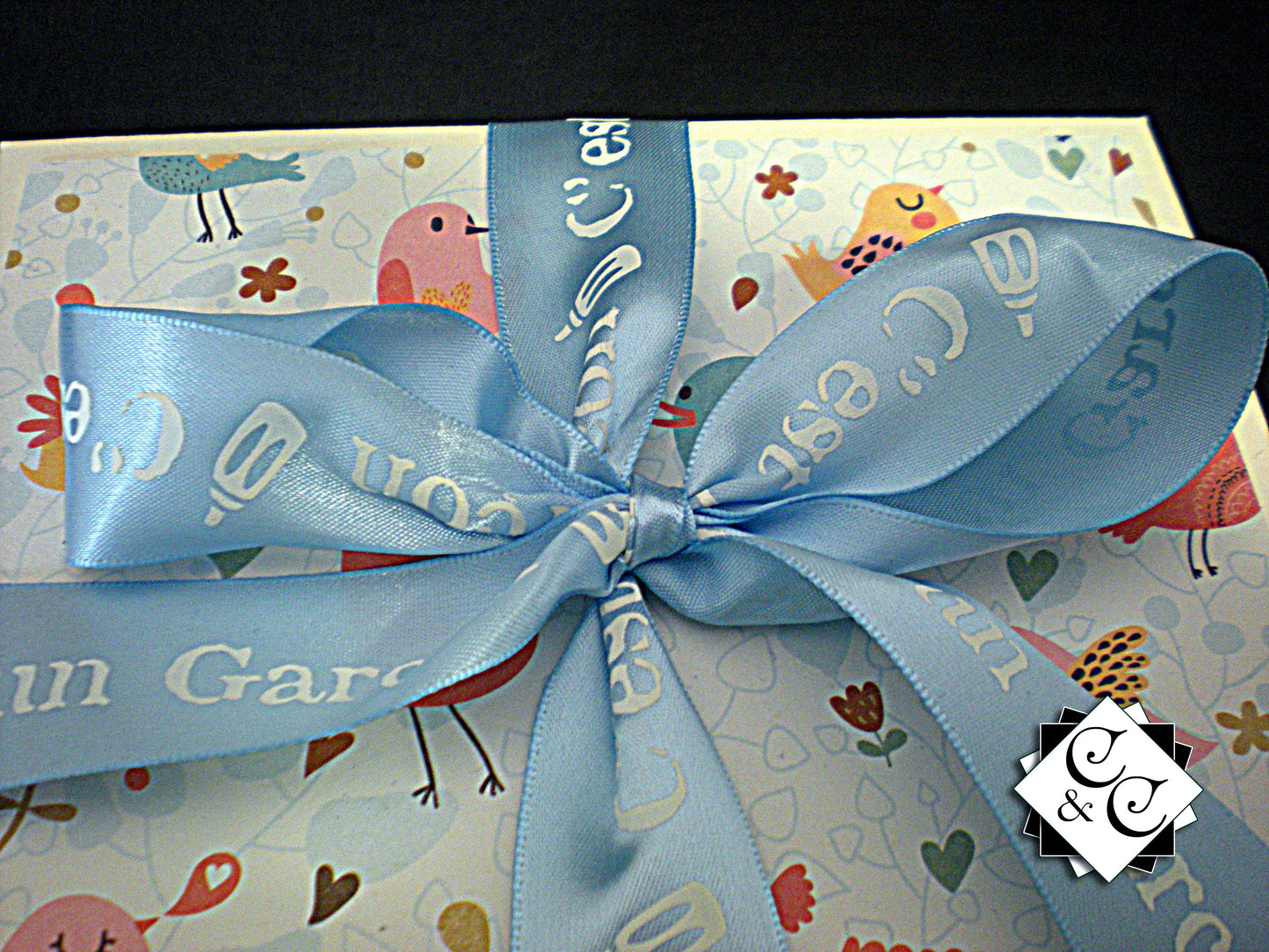 Coffret naissance bébé avec landau à carreaux en relief – Boite cadeau artisanale élégante