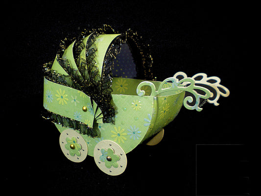 Coffret naissance bébé avec landau vert en relief – Boite cadeau artisanale élégante.