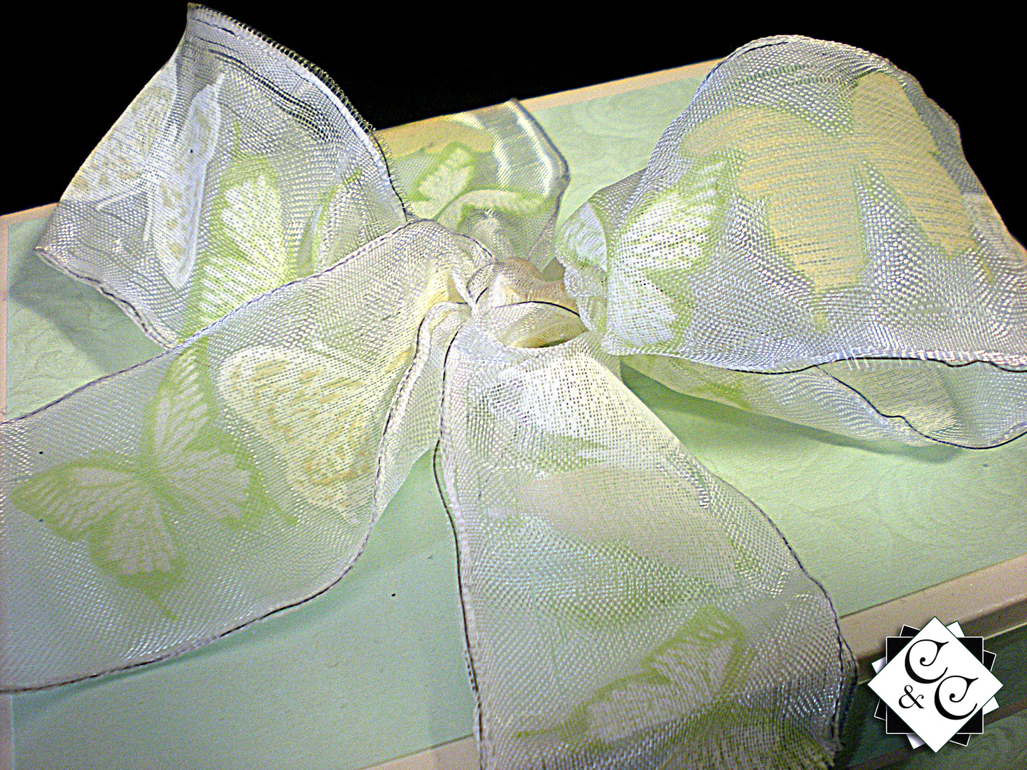 Coffret naissance bébé avec landau vert en relief – Boite cadeau artisanale élégante.