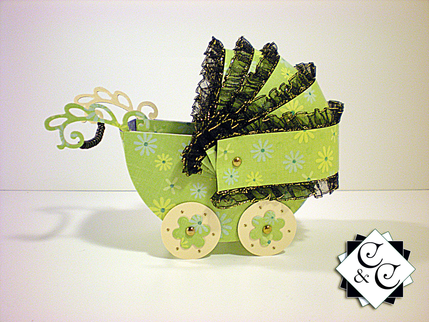 Coffret naissance bébé avec landau vert en relief – Boite cadeau artisanale élégante.