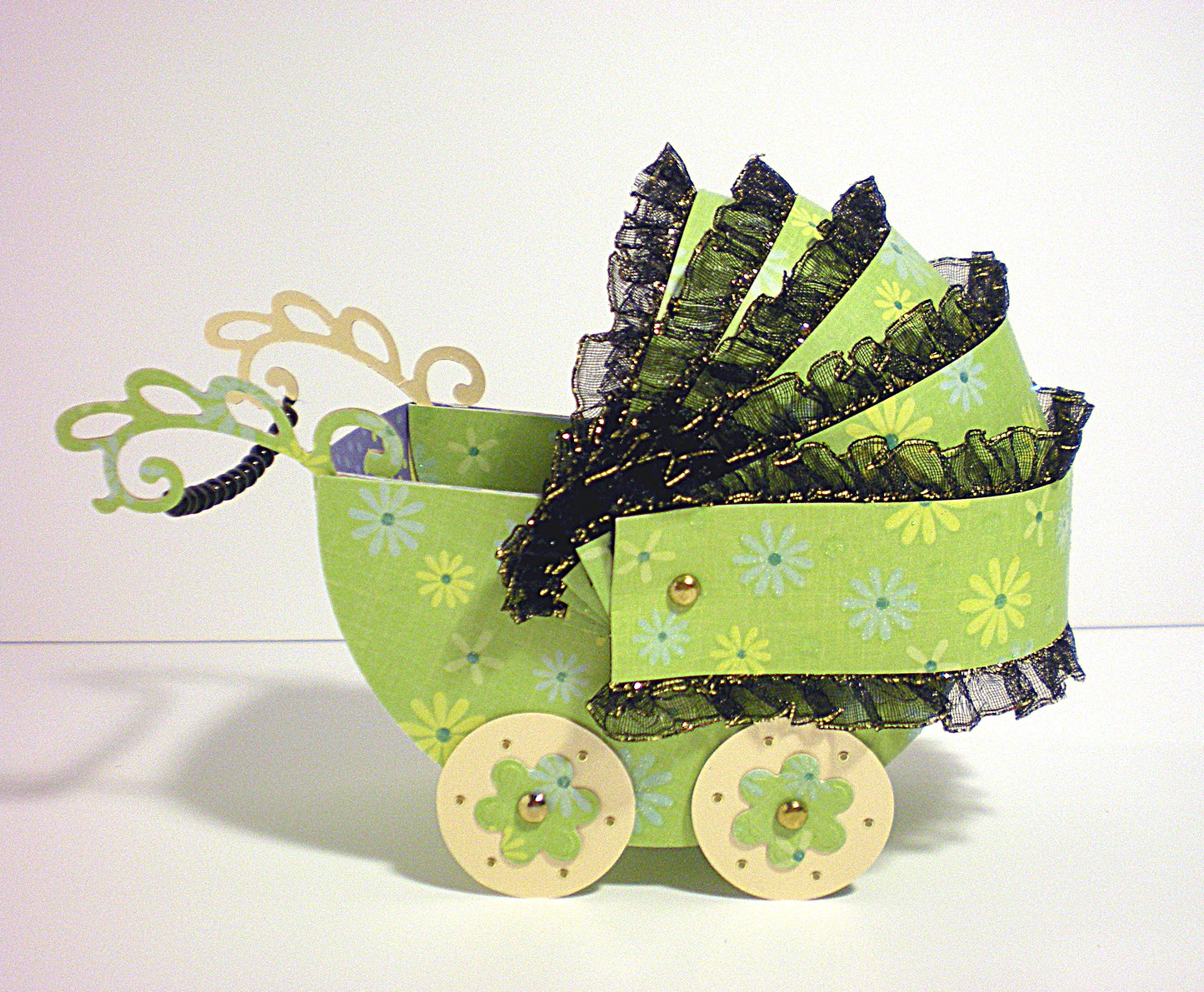 Coffret naissance bébé avec landau vert en relief – Boite cadeau artisanale élégante.